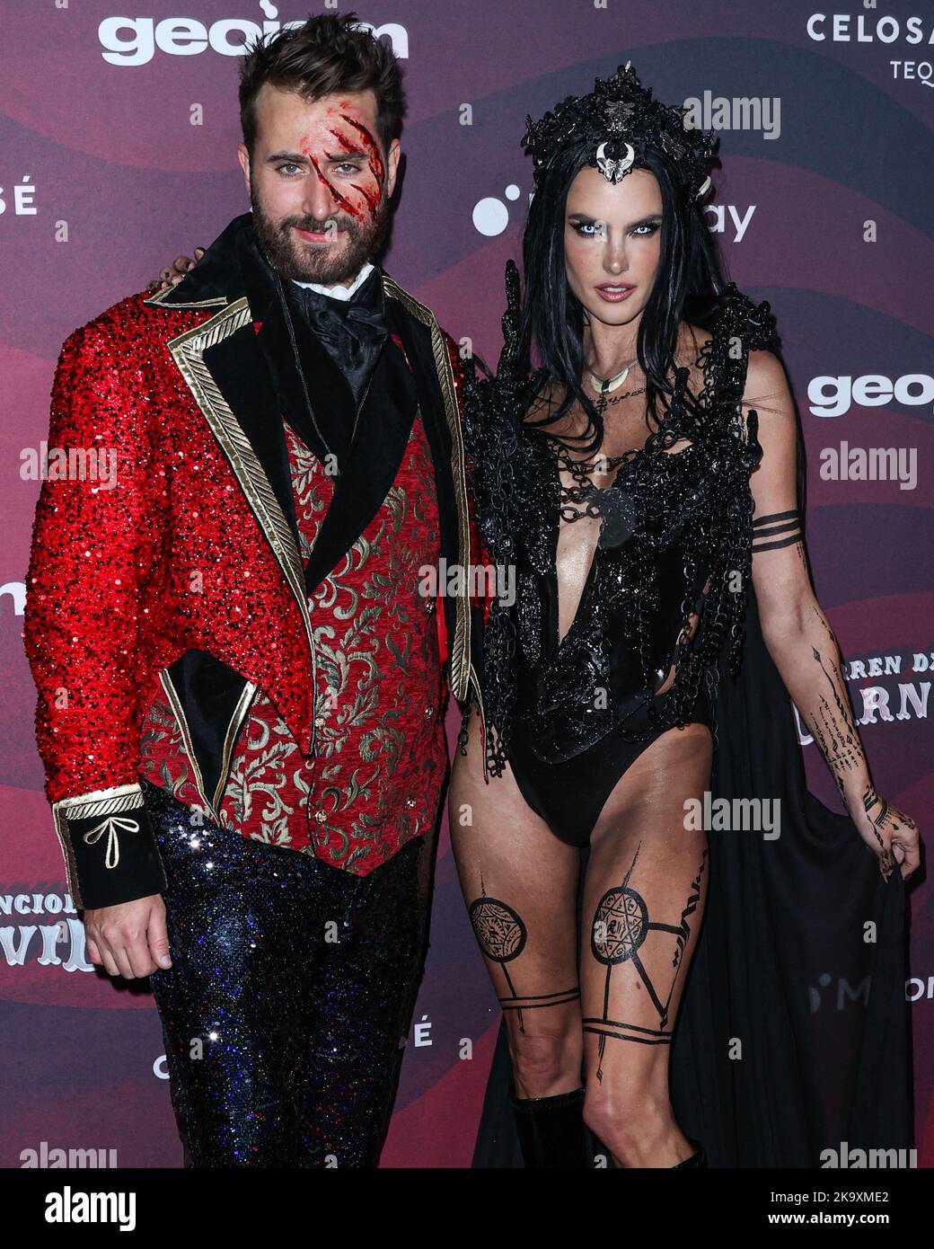 BEL AIR, LOS ANGELES, KALIFORNIEN, USA - 29. OKTOBER: Darren Dzienciol und das brasilianische Model Alessandra Ambrosio kommen zur Carn*EVIL Halloween Party von Darren Dzienciol, veranstaltet von Alessandra Ambrosio, die am 29. Oktober 2022 in einer Privatresidenz in Bel Air, Los Angeles, Kalifornien, USA, stattfand. (Foto von Xavier Collin/Image Press Agency) Stockfoto