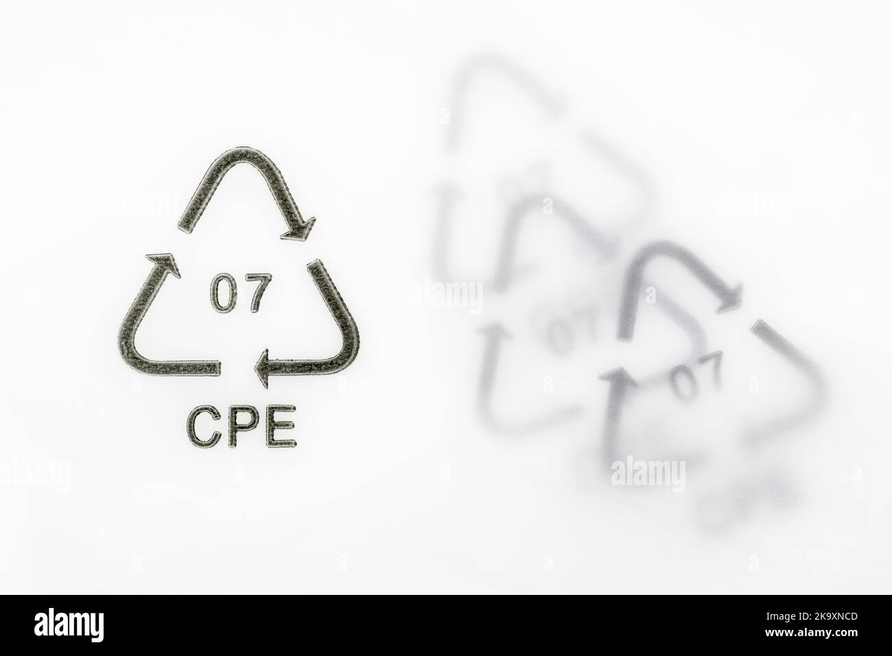 Nahaufnahme von 07 Kunststoffharz-Code/Harz-Identifikationscode 7 auf Kunststoffverpackungen. Hier bezieht sich CPE auf das Recycling von Verbundkunststoffen. Stockfoto