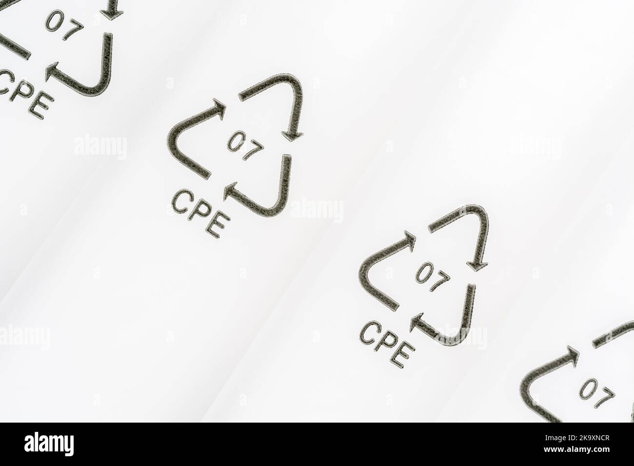 Nahaufnahme von 07 Kunststoffharz-Code/Harz-Identifikationscode 7 auf Kunststoffverpackungen. Hier bezieht sich CPE auf das Recycling von Verbundkunststoffen. Stockfoto