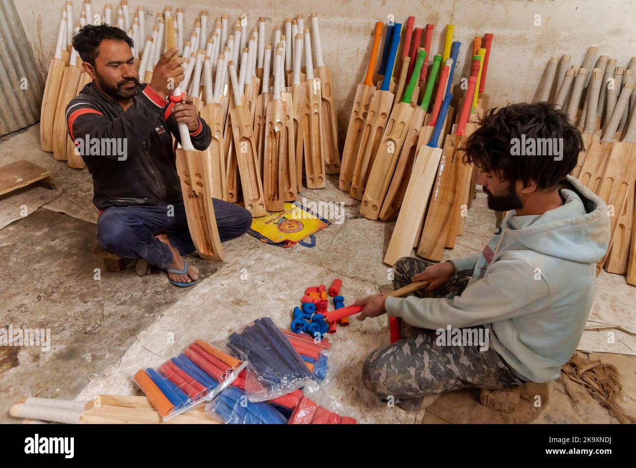 Arbeiter haben fertige Fledermäuse in einer Fabrik in Sangam in den Griff bekommen. Seit Jahren gilt Kashmiri-Weide als dem Holz der englischen Weide, die immer noch ein nahezu Monopol über die globale Cricket-Fledermaus-Industrie besitzt, erheblich unterlegen und hat vor kurzem einen bedeutenden Ausflug in die internationale Cricket-Welt unternommen, der von einigen Spielern bei der Weltmeisterschaft T20 und der verwendet wurde Legends Cricket League. In den letzten vier Jahren haben 25 Geschäftseinheiten der Fledermausherstellungsindustrie in Halmulla und Sangam im Bijbehara-Gürtel aufgrund mangelnder Nachfrage geschlossen. Stockfoto