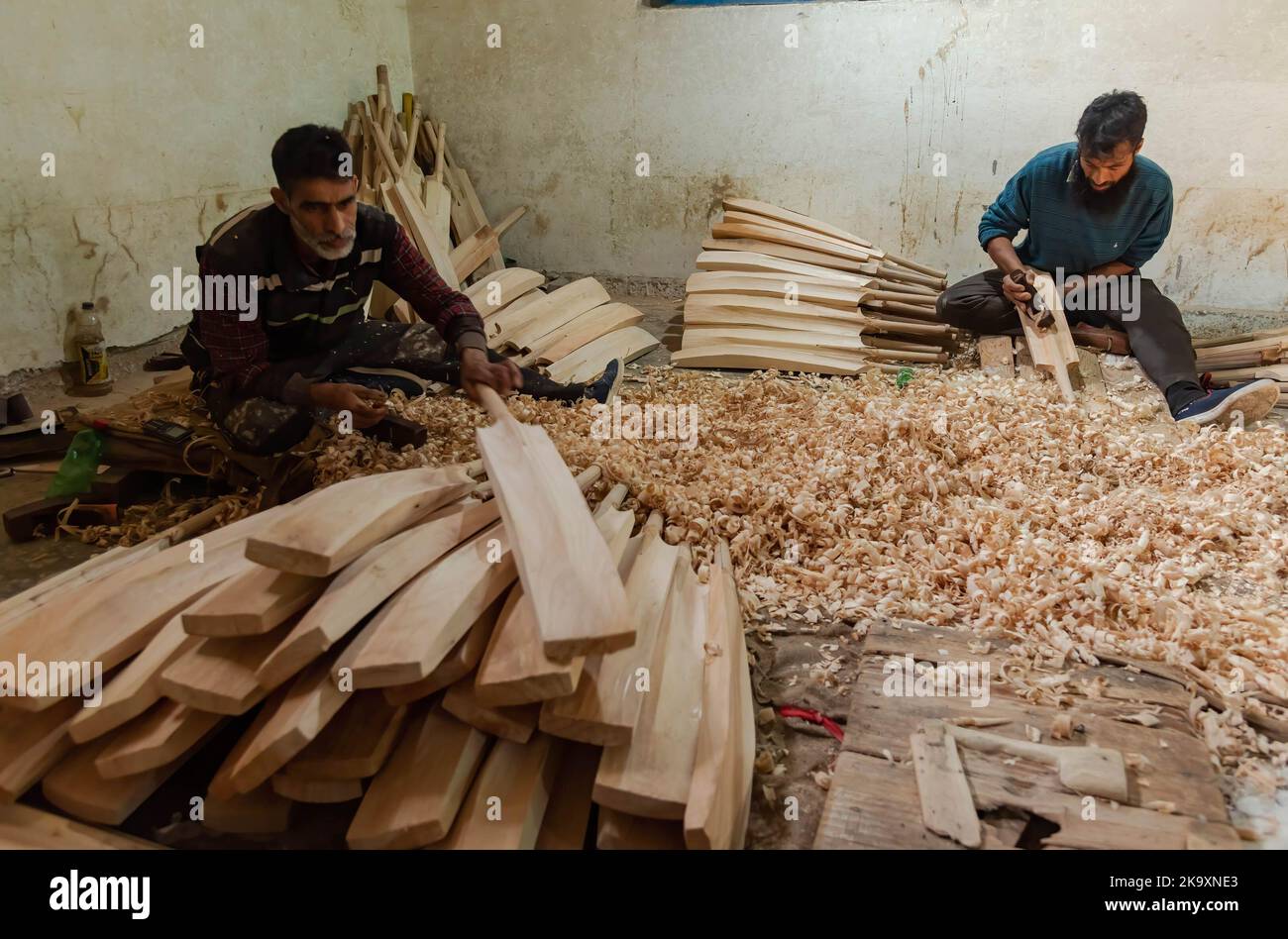 Ein Arbeiter formt eine Weide mit einem Holzbearbeitungswerkzeug, um Cricket-Schläger in einer Fabrik in Sangam herzustellen. Seit Jahren gilt Kashmiri-Weide als dem Holz der englischen Weide, die immer noch ein nahezu Monopol über die globale Cricket-Fledermaus-Industrie besitzt, erheblich unterlegen und hat vor kurzem einen bedeutenden Ausflug in die internationale Cricket-Welt unternommen, der von einigen Spielern bei der Weltmeisterschaft T20 und der verwendet wurde Legends Cricket League. In den letzten vier Jahren haben 25 Geschäftseinheiten der Fledermausherstellungsindustrie in Halmulla und Sangam im Bijbehara-Gürtel aufgrund mangelnder Nachfrage geschlossen. Stockfoto