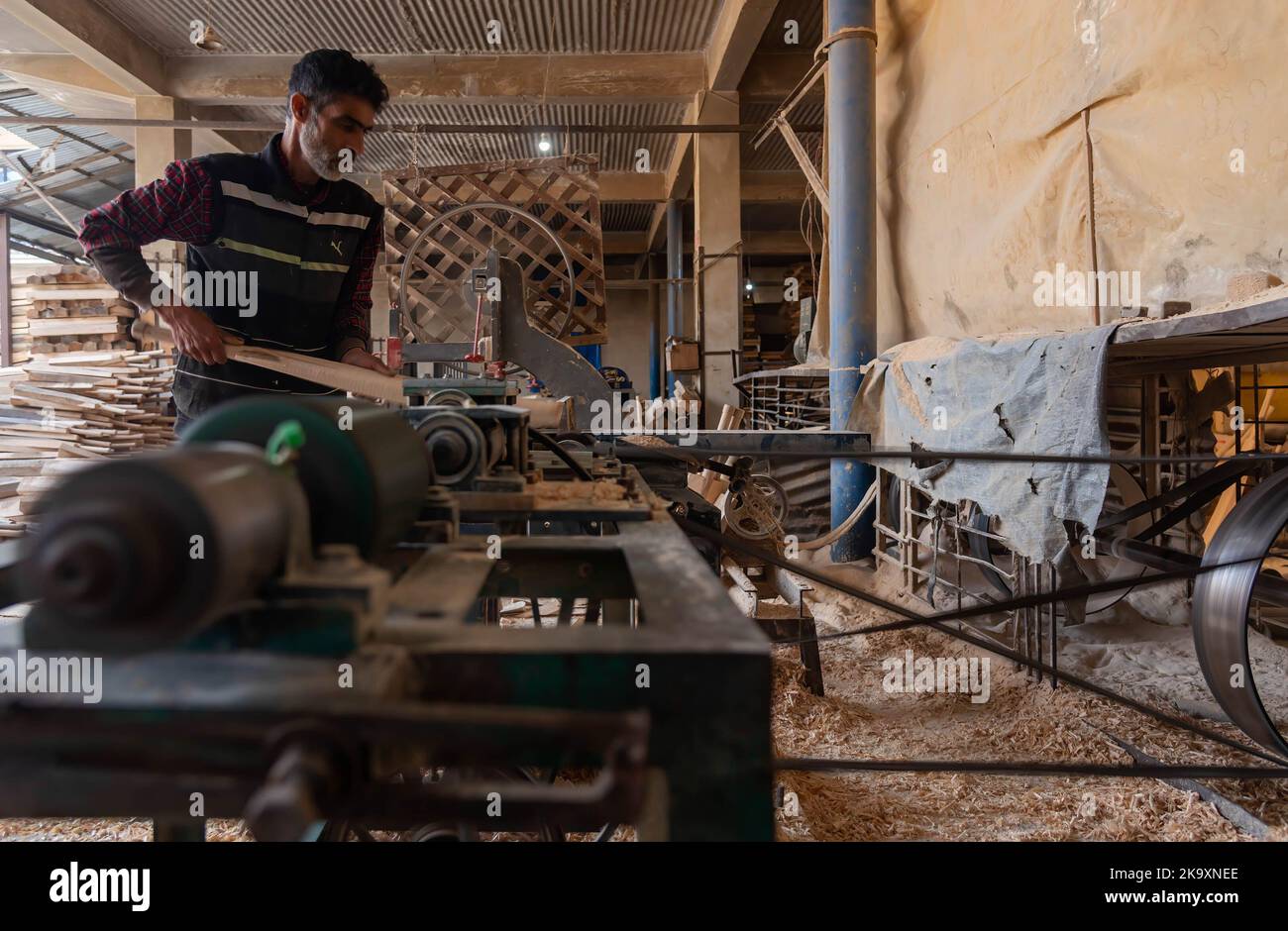 Ein Arbeiter formt Weide auf einer Maschine, um Cricket-Fledermäuse in einer Fabrik in Sangam herzustellen. Seit Jahren gilt Kashmiri-Weide als dem Holz der englischen Weide, die immer noch ein nahezu Monopol über die globale Cricket-Fledermaus-Industrie besitzt, erheblich unterlegen und hat vor kurzem einen bedeutenden Ausflug in die internationale Cricket-Welt unternommen, der von einigen Spielern bei der Weltmeisterschaft T20 und der verwendet wurde Legends Cricket League. In den letzten vier Jahren haben 25 Geschäftseinheiten der Fledermausherstellungsindustrie in Halmulla und Sangam im Bijbehara-Gürtel aufgrund mangelnder Nachfrage geschlossen. Stockfoto