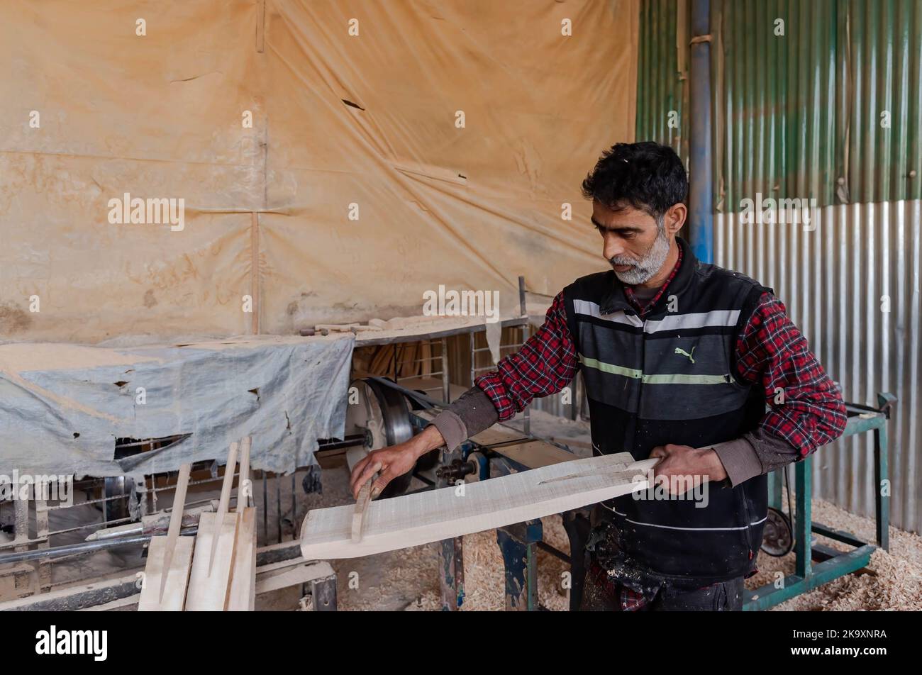 In einer Fabrik in Sangam überprüft ein Arbeiter die Größe einer produzierten Fledermaus. Seit Jahren gilt Kashmiri-Weide als dem Holz der englischen Weide, die immer noch ein nahezu Monopol über die globale Cricket-Fledermaus-Industrie besitzt, erheblich unterlegen und hat vor kurzem einen bedeutenden Ausflug in die internationale Cricket-Welt unternommen, der von einigen Spielern bei der Weltmeisterschaft T20 und der verwendet wurde Legends Cricket League. In den letzten vier Jahren haben 25 Geschäftseinheiten der Fledermausherstellungsindustrie in Halmulla und Sangam im Bijbehara-Gürtel aufgrund mangelnder Nachfrage geschlossen. (Foto von Idrees Abbas/SOPA Images/Sipa USA) Stockfoto