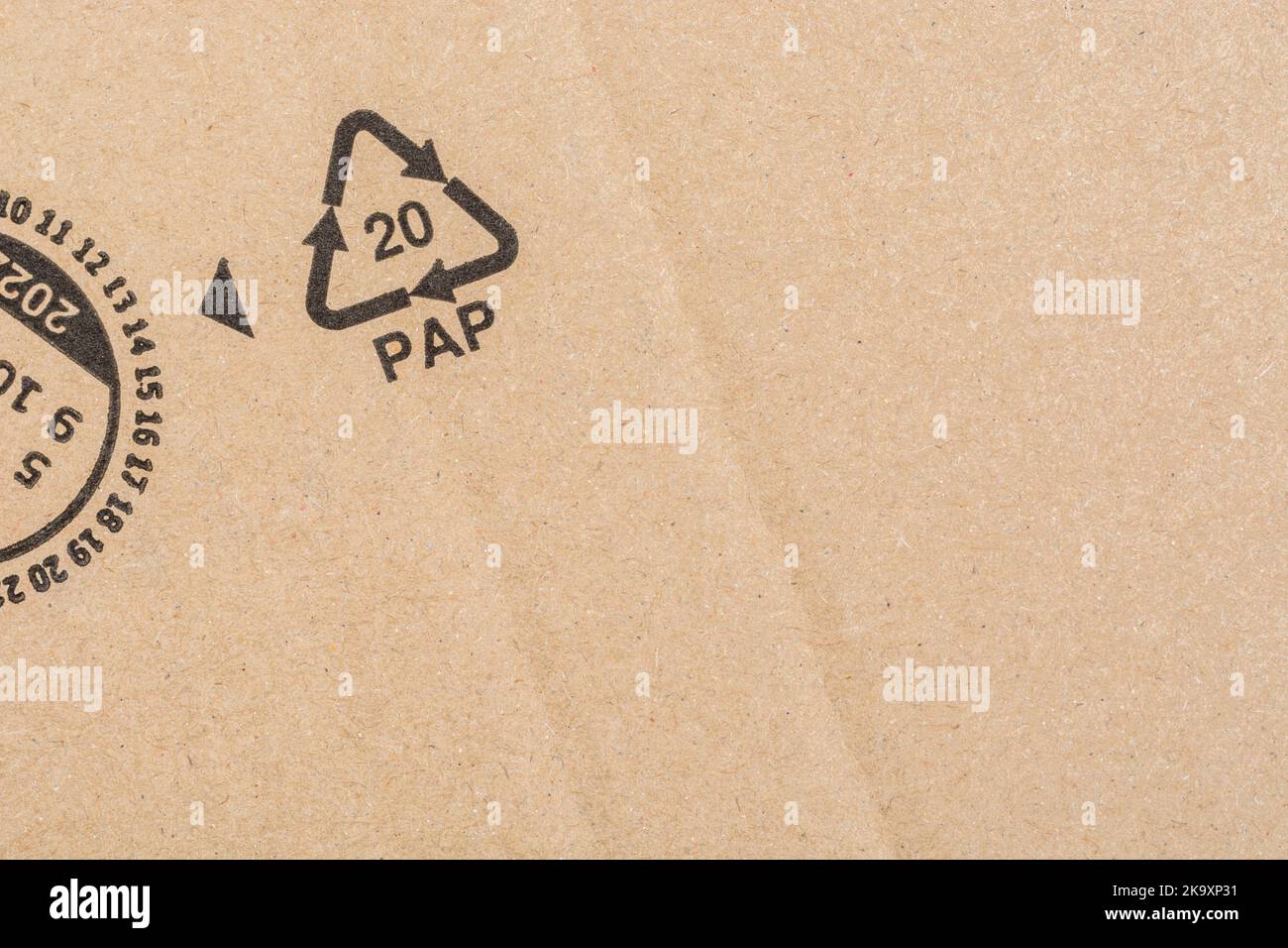 Schwarzer Mobius Loop für Recyclingpapier auf Karton. 20 entspricht einem Prozentsatz der recycelten Materialien, die in dem etikettierten Produkt oder Material verwendet werden Stockfoto