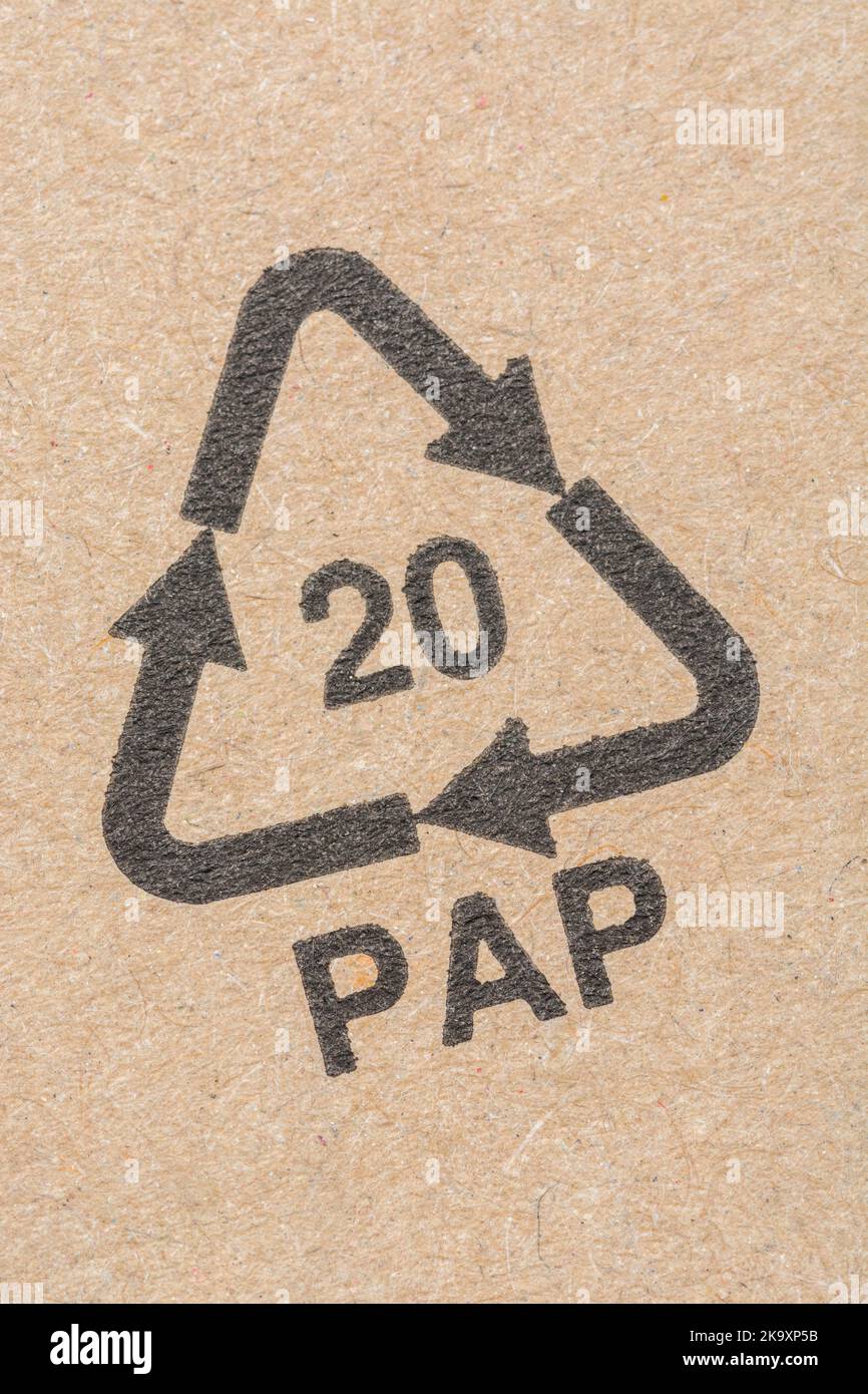 Schwarzer Mobius Loop für Recyclingpapier auf Karton. 20 entspricht einem Prozentsatz der recycelten Materialien, die in dem etikettierten Produkt oder Material verwendet werden Stockfoto