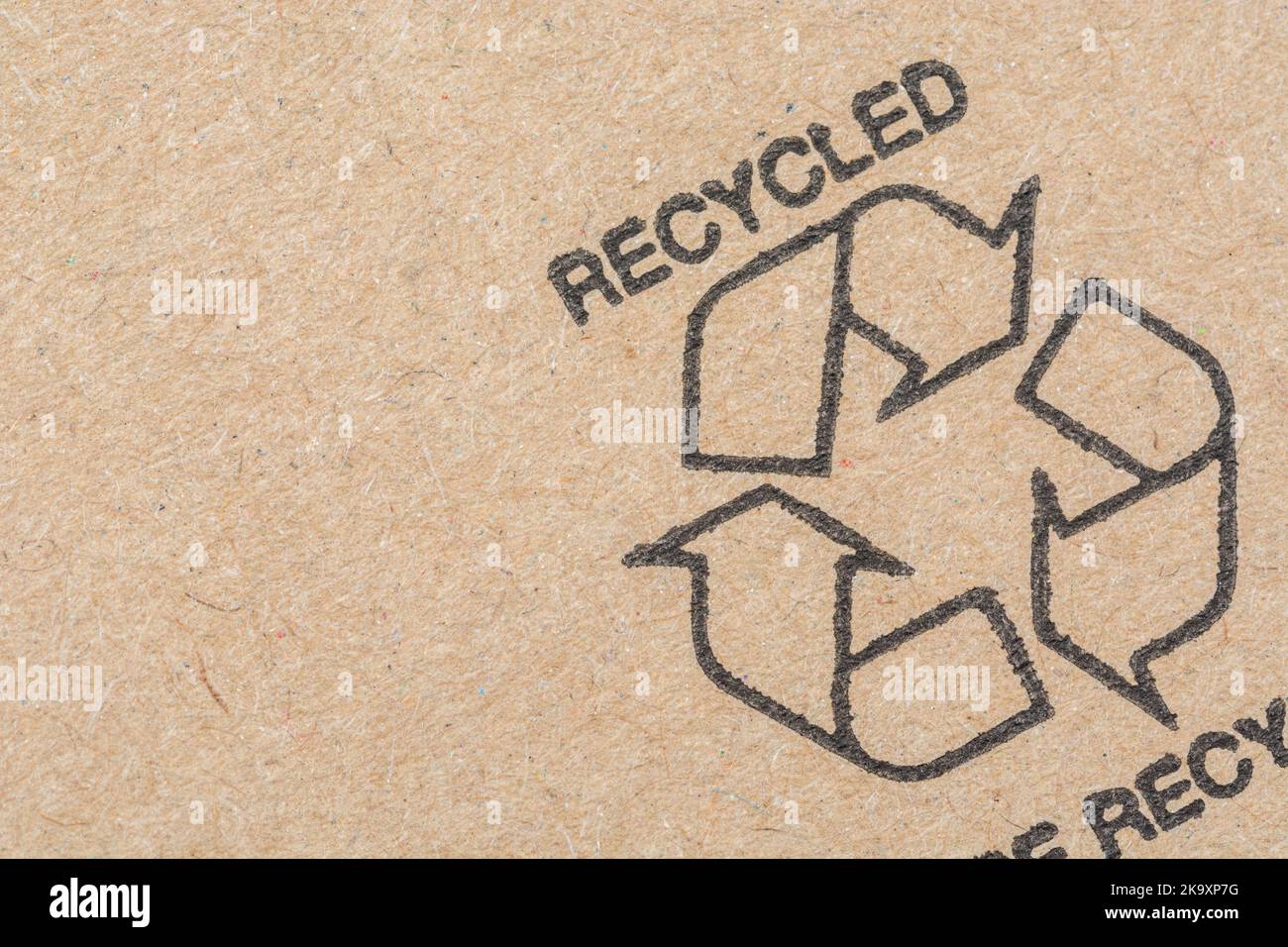 Mobius Loop für Recyclingpapier auf Karton. Diese Box besteht aus recyceltem Papier und verlangt, dass sie weiter recycelt wird. Stockfoto