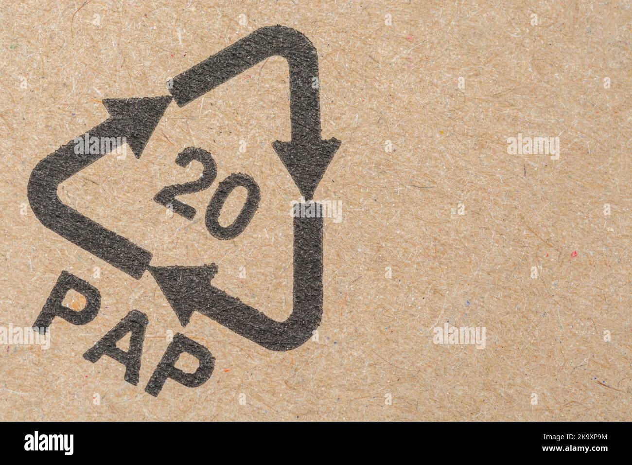 Schwarzer Mobius Loop für Recyclingpapier auf Karton. 20 entspricht einem Prozentsatz der recycelten Materialien, die in dem etikettierten Produkt oder Material verwendet werden Stockfoto