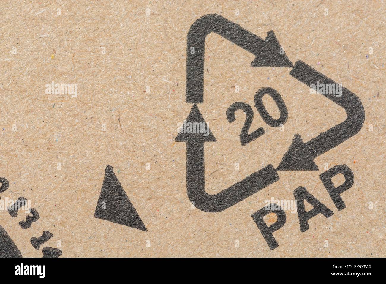 Schwarzer Mobius Loop für Recyclingpapier auf Karton. 20 entspricht einem Prozentsatz der recycelten Materialien, die in dem etikettierten Produkt oder Material verwendet werden Stockfoto