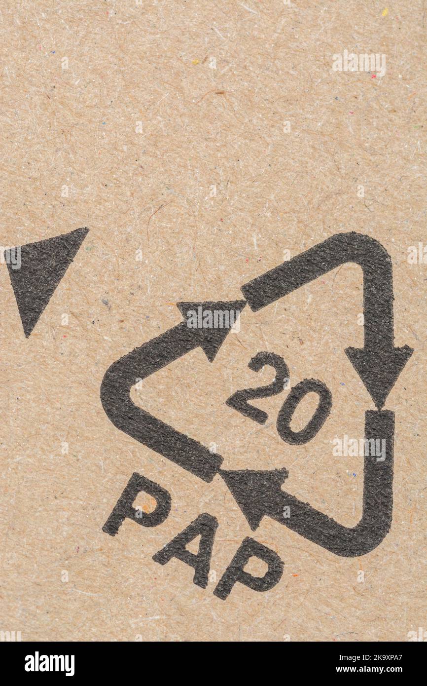 Schwarzer Mobius Loop für Recyclingpapier auf Karton. 20 entspricht einem Prozentsatz der recycelten Materialien, die in dem etikettierten Produkt oder Material verwendet werden Stockfoto