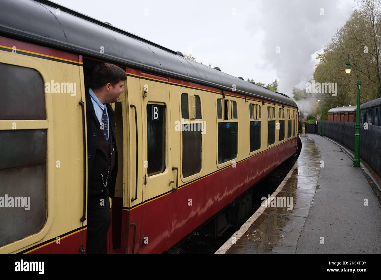 Wache auf dem Dampfzug, Pickering Railway Station, North Yorkshire Moors Railway. Stockfoto