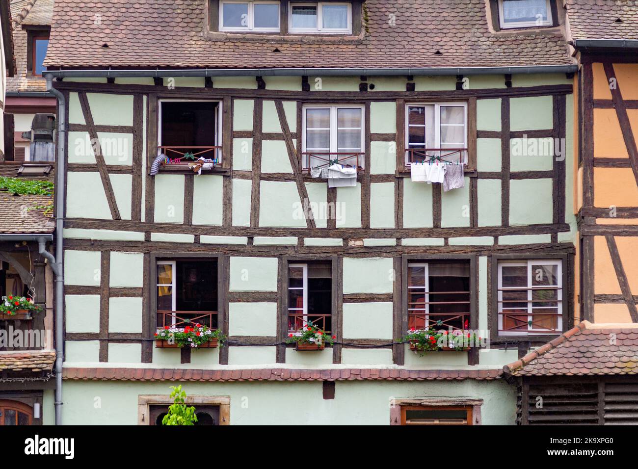 Nahaufnahme einer traditionellen rustikalen Hausfassade aus Straßburg, Frankreich Stockfoto