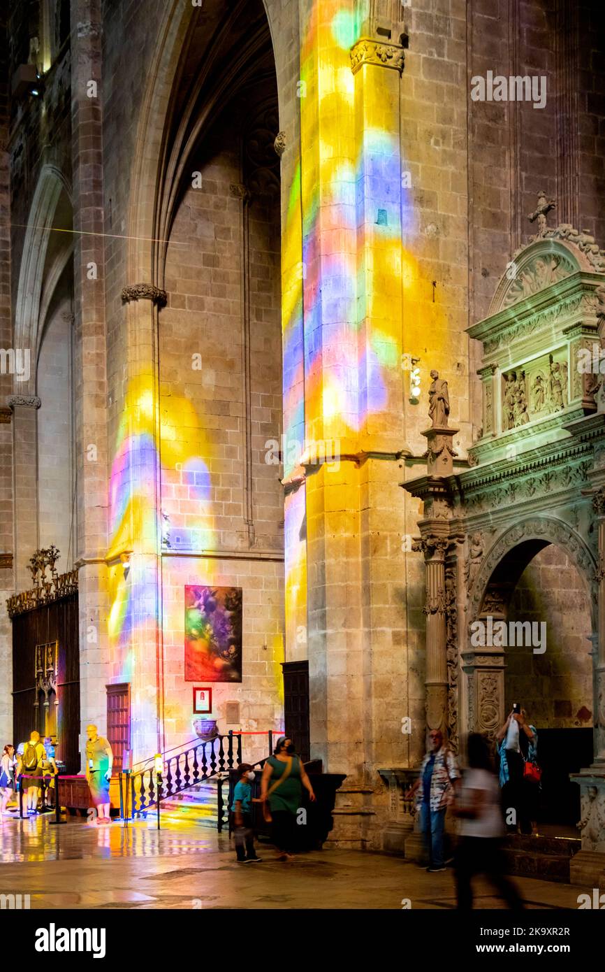 Dramatische abstrakte Farbmuster aus Sonnenlicht und Schatten von Buntglasfenstern in der Kathedrale la seu in Palma Mallorca Balärische Spanien Stockfoto