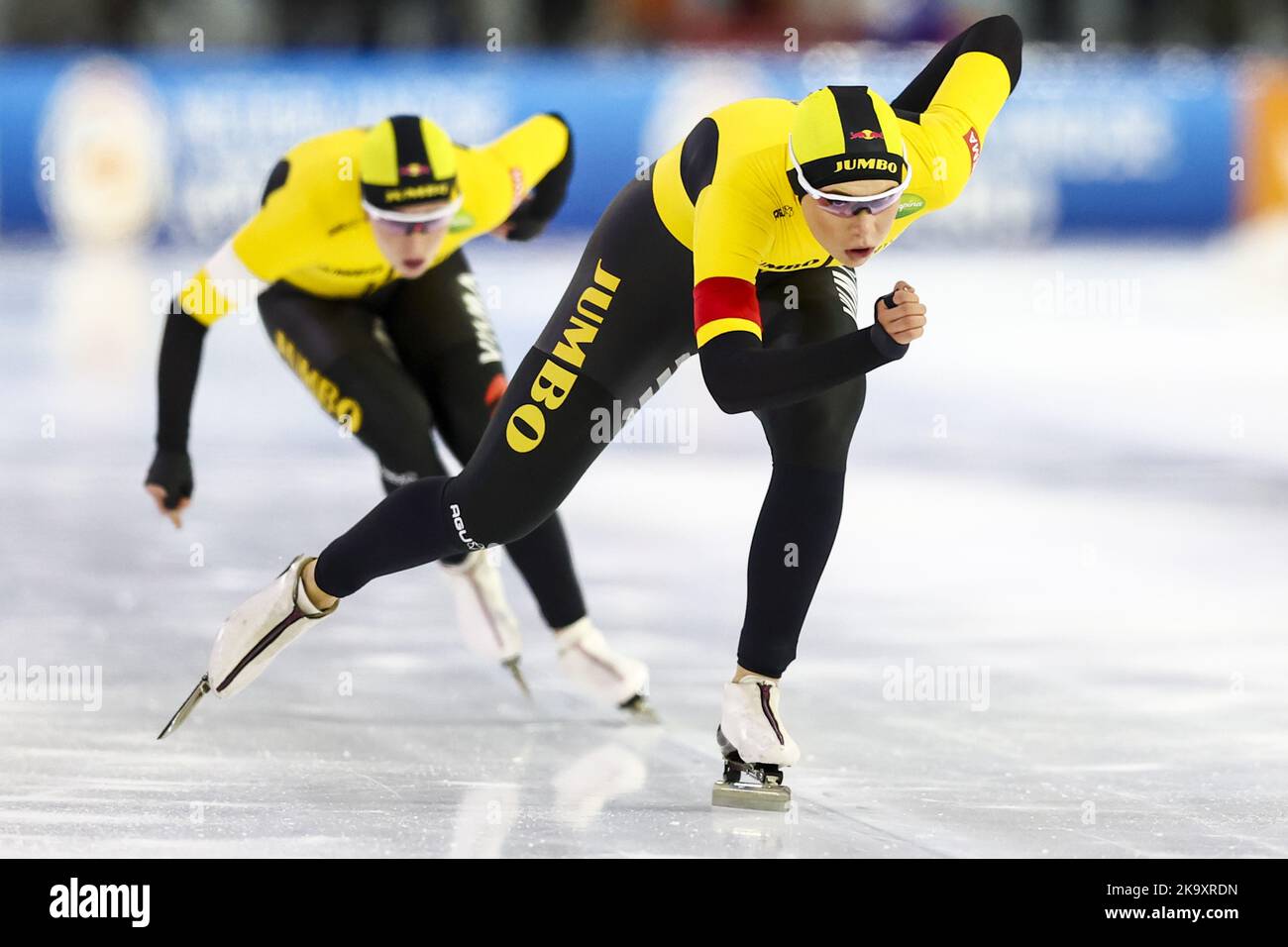 2022-10-30 16:48:40 Heerenveen - Jutta Leerdam in Aktion gegen Antoinette Rijpma - de Jong in den 1000 Metern während des WM-Qualifying-Turniers in Thialf. ANP VINCENT JANNINK niederlande Out - belgien Out Stockfoto