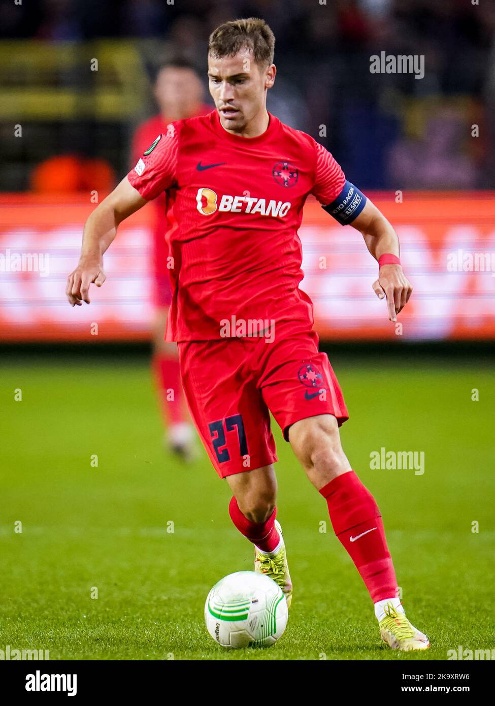 BRÜSSEL, BELGIEN - 27. OKTOBER: Darius Olaru von FCSB dribbelt mit dem Ball während des Spiels der Gruppe B - UEFA Europa Conference League zwischen RSC Anderlecht und FCSB im Lotto Park am 27. Oktober 2022 in Brüssel, Belgien (Foto: Rene Nijhuis/Orange Picts) Stockfoto