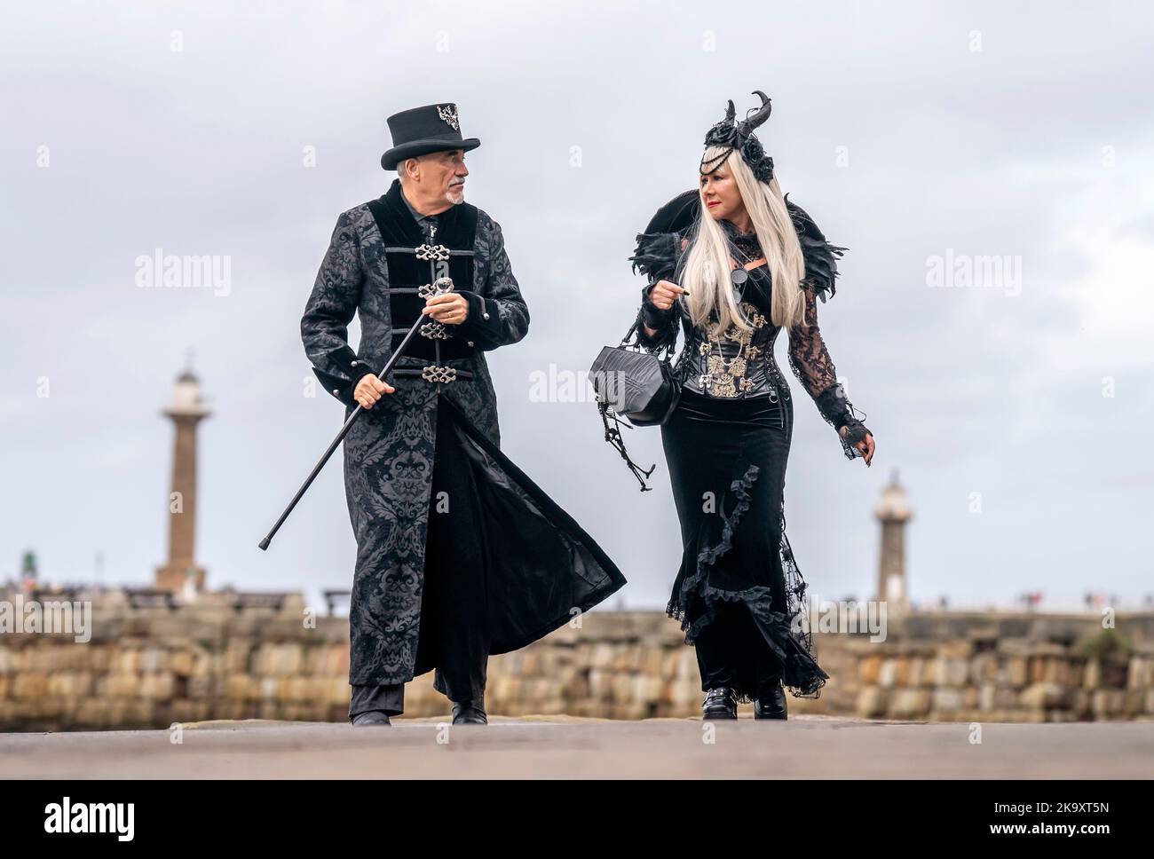 Am Whitby Goth Weekend in Whitby, Yorkshire, kommen Hunderte von goten