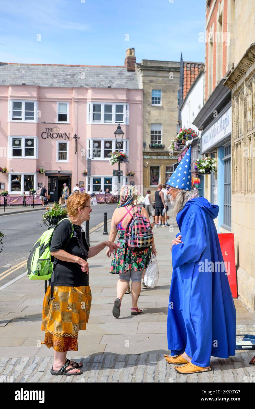 Die Stadt Glastonbury in Somerset - ein Zauberer in Market Place. Stockfoto