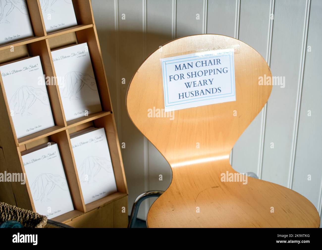 Sitz in einem Geschäft, das humorvoll als für müde Männer bezeichnet wird Stockfoto