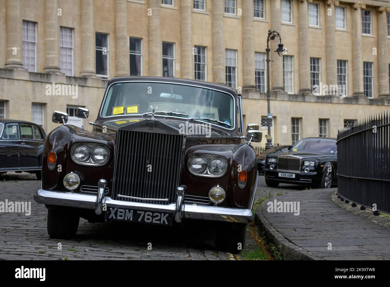 Eine geschlossene Limousine von Rolls-Royce Phantom VI aus dem Jahr 1972 mit zwei Parkkarten im Royal Crescent in Bath, Großbritannien Stockfoto