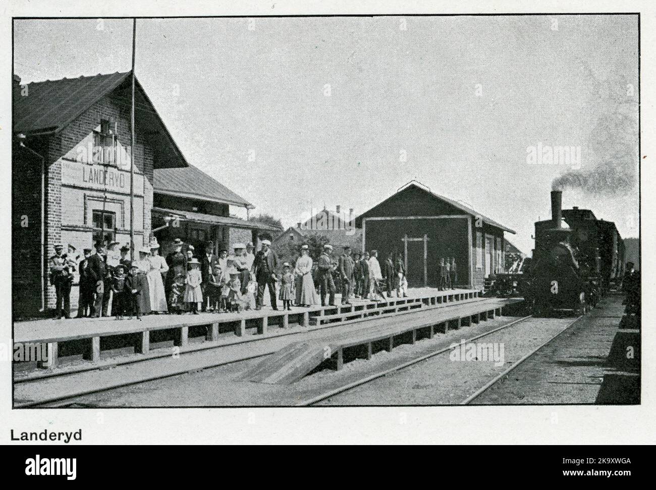 Der Bahnhof wurde 1877 eröffnet. Zweistöckiges Stationshaus aus Backstein. Die Expeditionsräume und der Warteraum wurden 1905 erweitert und so wurde die Dienstresidenz für den Stationsleiter in die zweite Etage verlegt. Mechanisches Getriebe. Der Bahnhof wurde am 1,9.1877 eröffnet. Nur bis 1881 anhalten, als ein provisorisches Bahnhofshaus errichtet wurde. Kombinierte Poststation vom 15,9.1877. Neues Bahnhofshaus, 1886 errichtet, 1906 erbaut und 1936 wieder aufgebaut. Lokstall für zehn Lokomotiven im Jahr 1945. Nördlich der Station steht der sogenannte Pella-Stein in Erinnerung an einen Spurwächter, der dort getroffen wurde Stockfoto