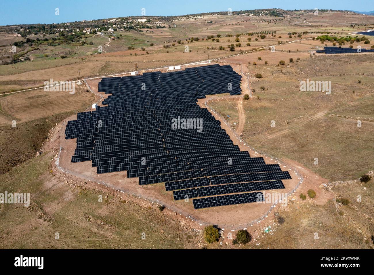 Luftaufnahme von Sonnenkollektoren auf einem Hügel in der Nähe von Thrinia, Bezirk Paphos, Zypern. Stockfoto