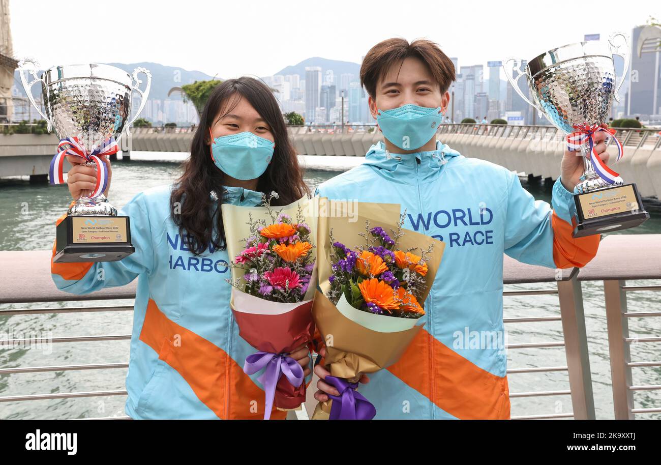 MenHH und die FrauenHH-Champions Anthea Wong Ching-lam (links) und Kwok Chun-hei feiern mit ihren Trophäen. 1500 Schwimmer, die beim New World Harbor Race von Wan Chai nach Tsim Sha Tsui Wellen schlagen. 23OCT22 SCMP /K. Y. Cheng Stockfoto