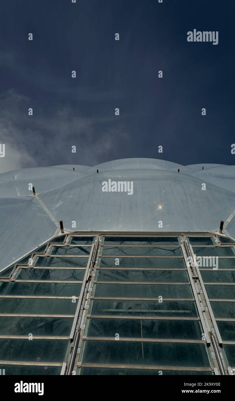 Honigwaben-förmige Öko-Biomes beim Eden Project in Bodelva, St. Austell, Cornwall vor einem blauen bewölkten Himmel. Stockfoto