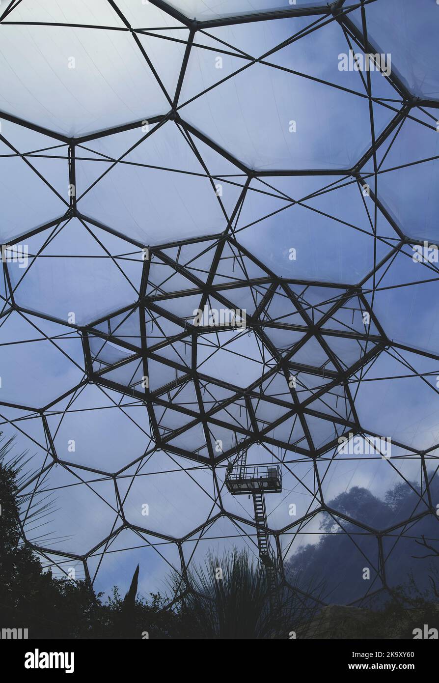 Honigwaben-förmige ökologische Biomes beim Eden Project in Bodelva, St. Austell, Cornwall. Im mediterranen Biom abgebildet Stockfoto