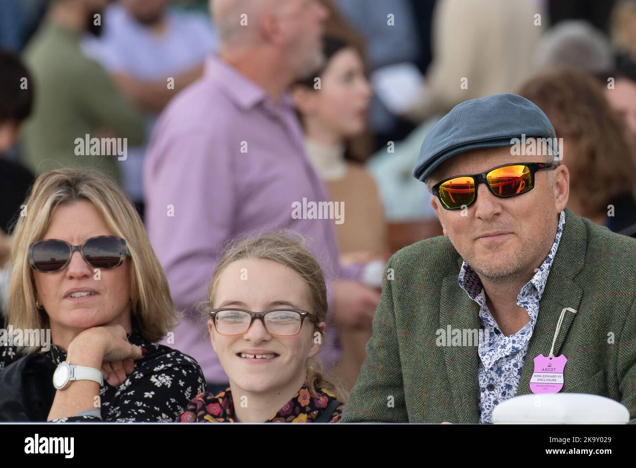 Ascot, Bergen, Großbritannien. 29.. Oktober 2022. Racegoers genießen ihren Tag bei Ascot Races. Quelle: Maureen McLean/Alamy Live News Stockfoto