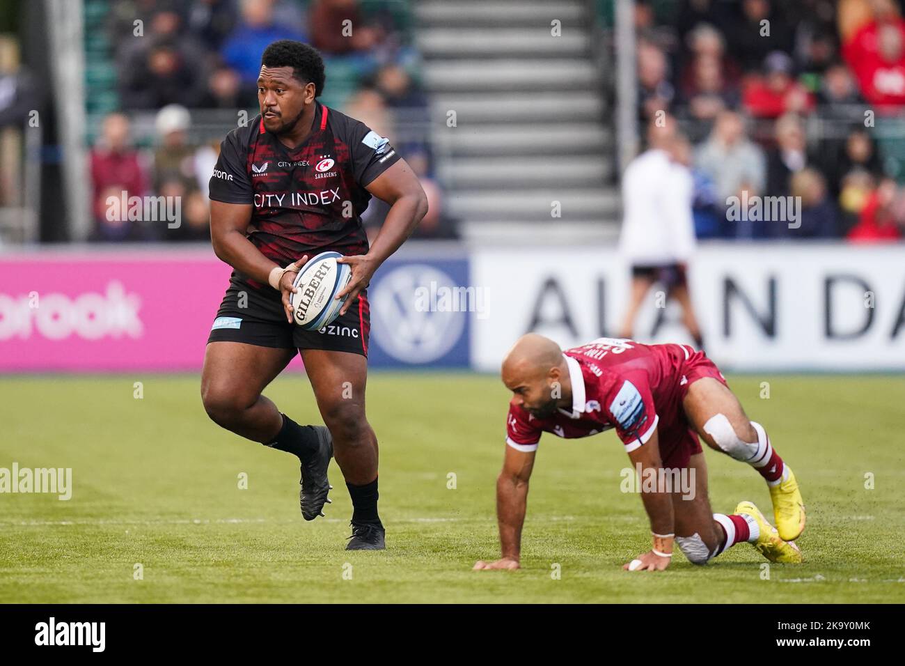 Saracens' Eroni Mawi (links) während des Spiels der Gallagher Premiership im StoneX Stadium, London. Bilddatum: Sonntag, 30. Oktober 2022. Stockfoto