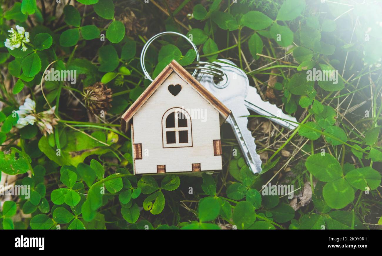 Ferienhaus. Bau von Holzhäusern. Umweltfreundliche Baustoffe. Übergabe der Schlüssel zum Haus an den Besitzer. Sonneneinstrahlung Stockfoto
