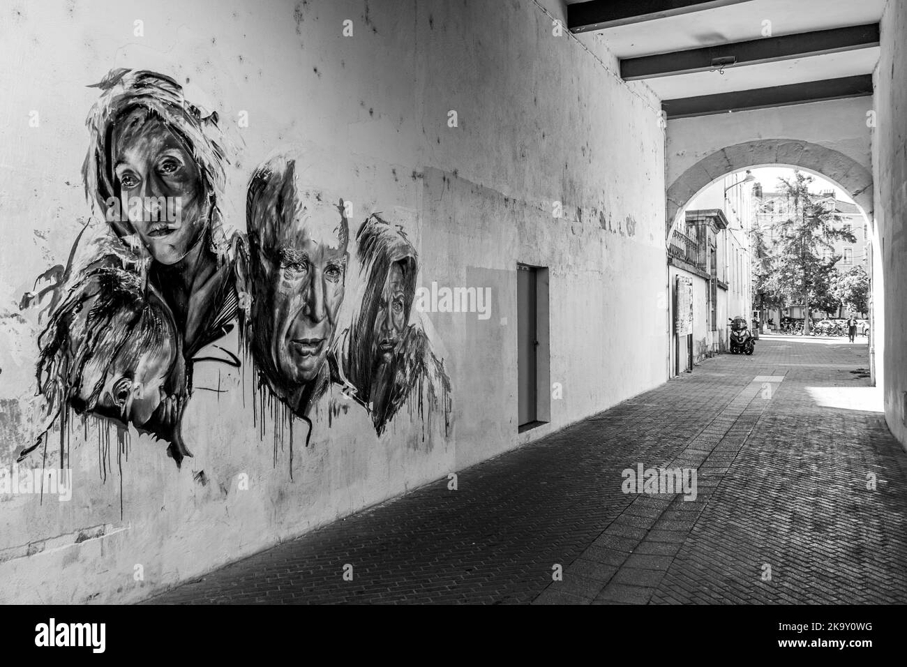 Street Art Malerei in einem gewölbten Durchgang Stockfoto