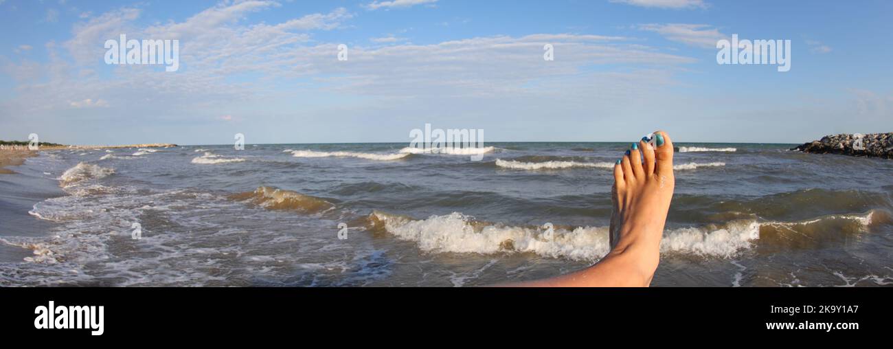 Barfuß Mädchen Fuß mit Lack auf den Nägeln am Meer im Sommer Stockfoto