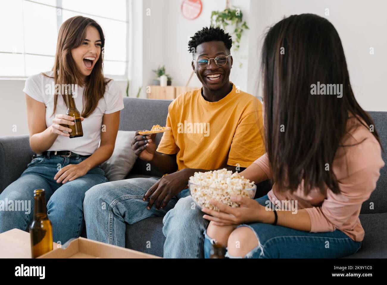 Gruppe junger Freunde, die Spaß haben, die Zeit zu Hause zu genießen Stockfoto