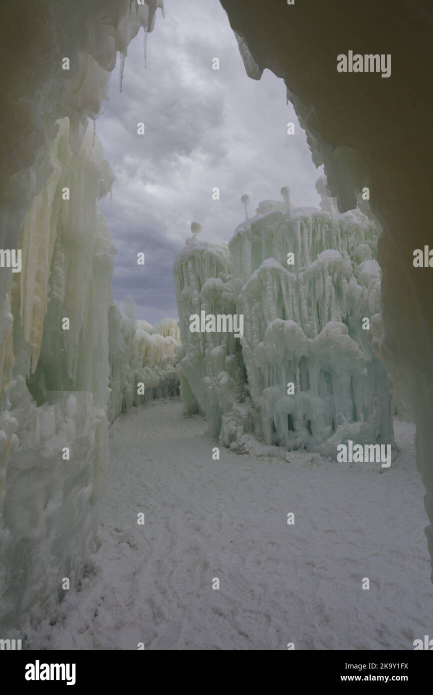 Spaziergang durch einen Eistunnel, der zu einer großen Eisskulptur führt, die aus Wasser und Eiszapfen bei der Ice Castle Show in Lake Geneva, Wisconsin, USA, geschaffen wurde Stockfoto