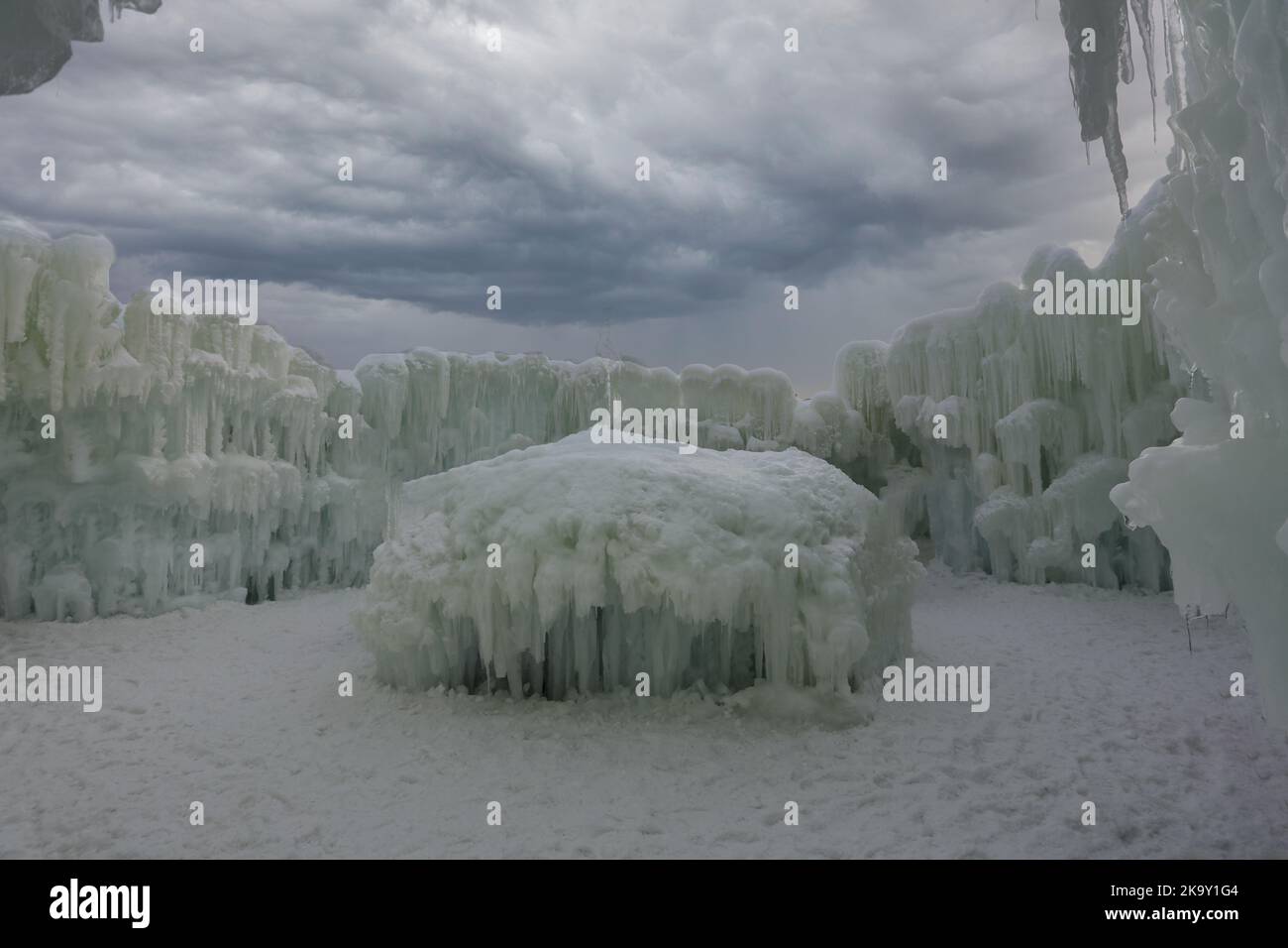 Ein Eis- und Schneewasserbrunnen, umgeben von einer Eiswand, die aus Wasser und Eiszapfen bei der Ice Castle Show im Genfer See, Wisconsin, USA, geschaffen wurde Stockfoto
