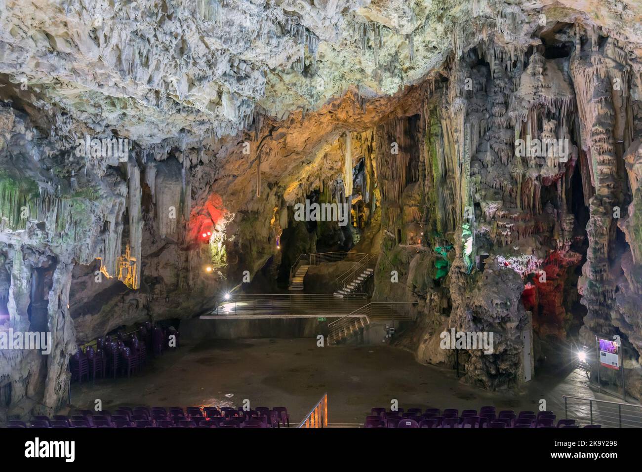 Innenraum der St. Michaels Cave, Gibraltar. Die Kalksteinhöhle befindet sich im Upper Rock Nature Reserve. Neandertalerreste in der Höhle gefunden Stockfoto