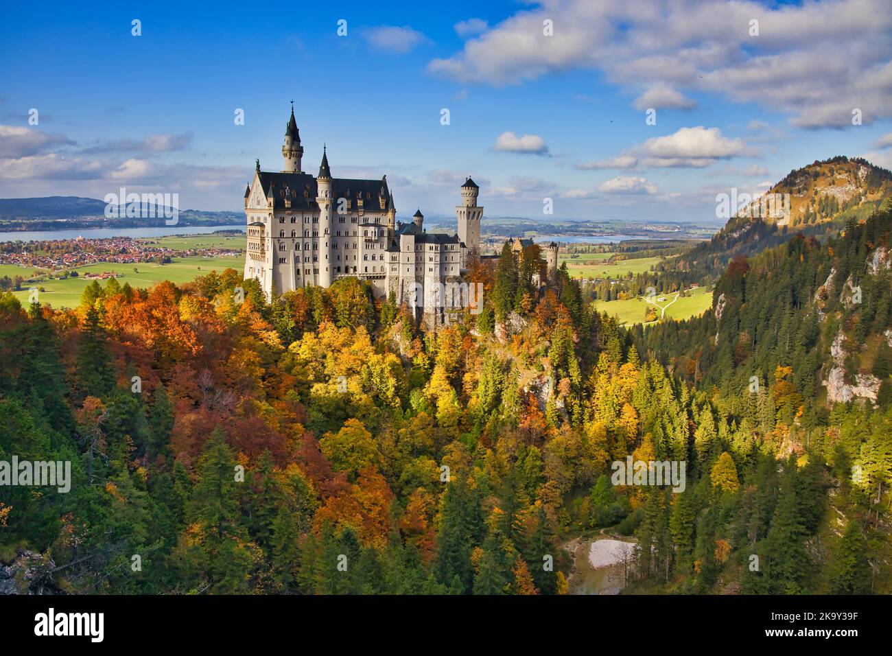 Bayerisches Schloss Neuschwanstein im Herbst Stockfoto