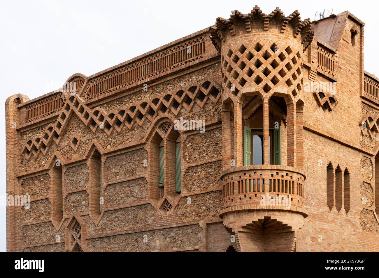 Barcelona, Spanien - 23. Oktober 2022: Blick auf das Cal Espinal-Gebäude im Stadtteil Colonia Guell in Santa Coloma de Cervello, Spanien, erbaut in Mod Stockfoto