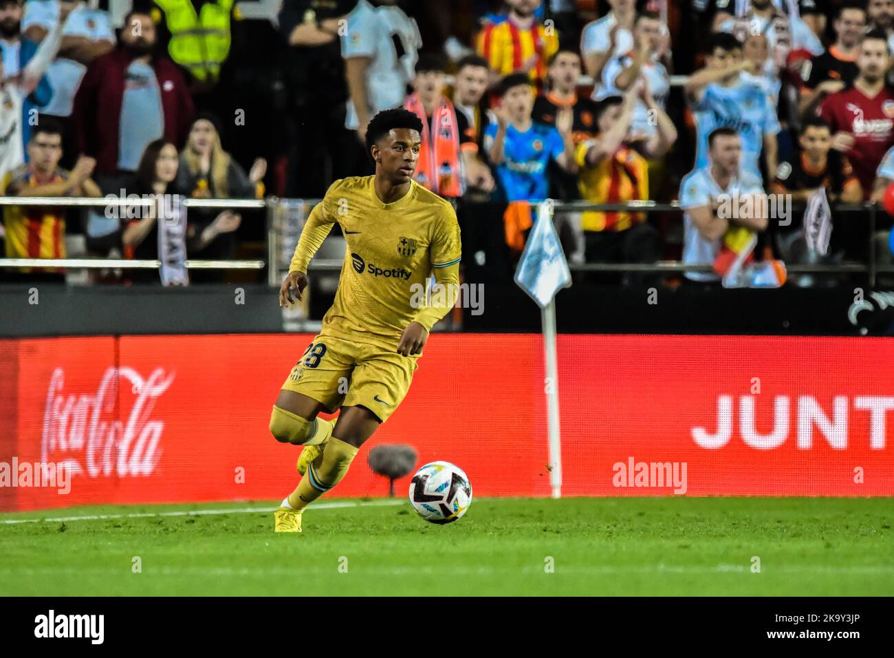 29. Oktober 2022: VALENCIA, SPANIEN - OCTOBR 29: Alejandro Balde vom FC Barcelona während des Spiels zwischen dem FC Valencia CF und dem FC Barcelona von La Liga Santander am 29. Oktober 2022 in Mestalla in Valencia, Spanien. (Bild: © Samuel CarreÃ±O/PX Imagens via ZUMA Press Wire) Stockfoto