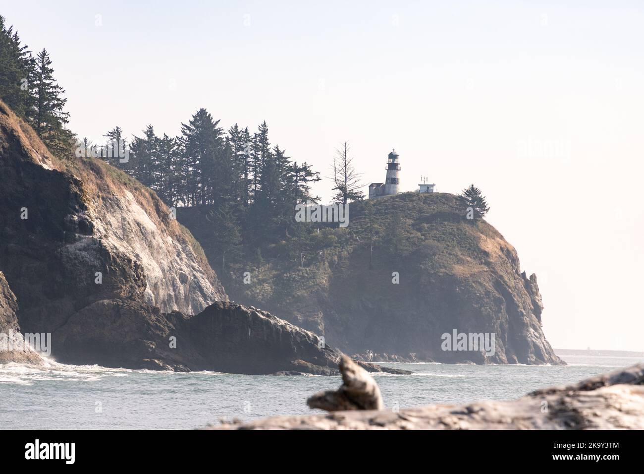 Ilwaco, WA. USA - 10-17-2022: Cape Disappointment Lighthouse an einem nebligen Herbstnachmittag Stockfoto