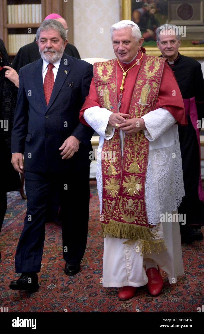 Vatikanstadt. 30. Oktober 2022. Der brasilianische Präsident Luiz Inacio Lula da Silva.in das Bild Papst Benedikt XVI. Trifft den brasilianischen Präsidenten Luiz Inacio Lula da Silva am 13. November 2008 im Vatikan. Kredit: dpa/Alamy Live Nachrichten Stockfoto