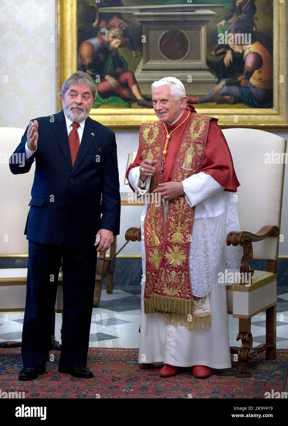 Vatikanstadt. 30. Oktober 2022. Der brasilianische Präsident Luiz Inacio Lula da Silva.in das Bild Papst Benedikt XVI. Trifft den brasilianischen Präsidenten Luiz Inacio Lula da Silva am 13. November 2008 im Vatikan. Kredit: dpa/Alamy Live Nachrichten Stockfoto