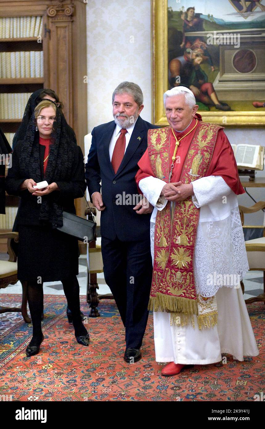 Vatikanstadt. 30. Oktober 2022. Der brasilianische Präsident Luiz Inacio Lula da Silva.in das Bild Papst Benedikt XVI. Trifft den brasilianischen Präsidenten Luiz Inacio Lula da Silva am 13. November 2008 im Vatikan. Kredit: dpa/Alamy Live Nachrichten Stockfoto