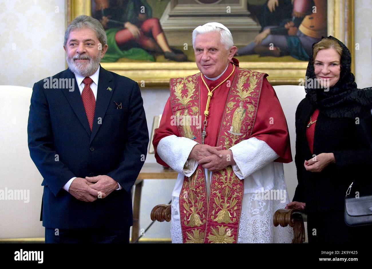 Vatikanstadt. 30. Oktober 2022. Der brasilianische Präsident Luiz Inacio Lula da Silva.in das Bild Papst Benedikt XVI. Trifft den brasilianischen Präsidenten Luiz Inacio Lula da Silva am 13. November 2008 im Vatikan. Kredit: dpa/Alamy Live Nachrichten Stockfoto