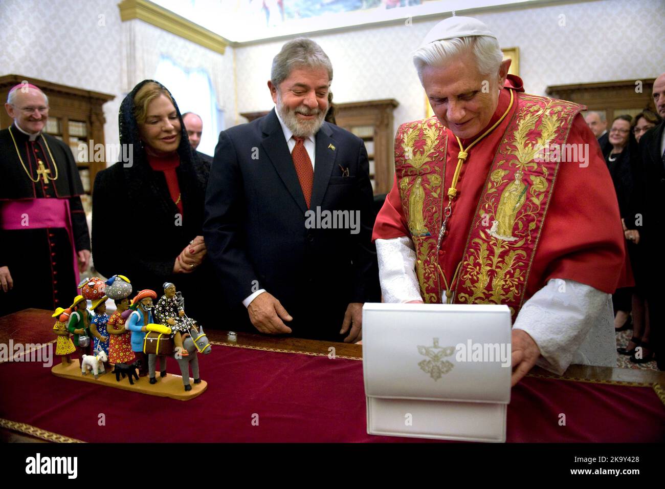 Vatikanstadt. 30. Oktober 2022. Der brasilianische Präsident Luiz Inacio Lula da Silva.in das Bild Papst Benedikt XVI. Trifft den brasilianischen Präsidenten Luiz Inacio Lula da Silva am 13. November 2008 im Vatikan. Kredit: dpa/Alamy Live Nachrichten Stockfoto
