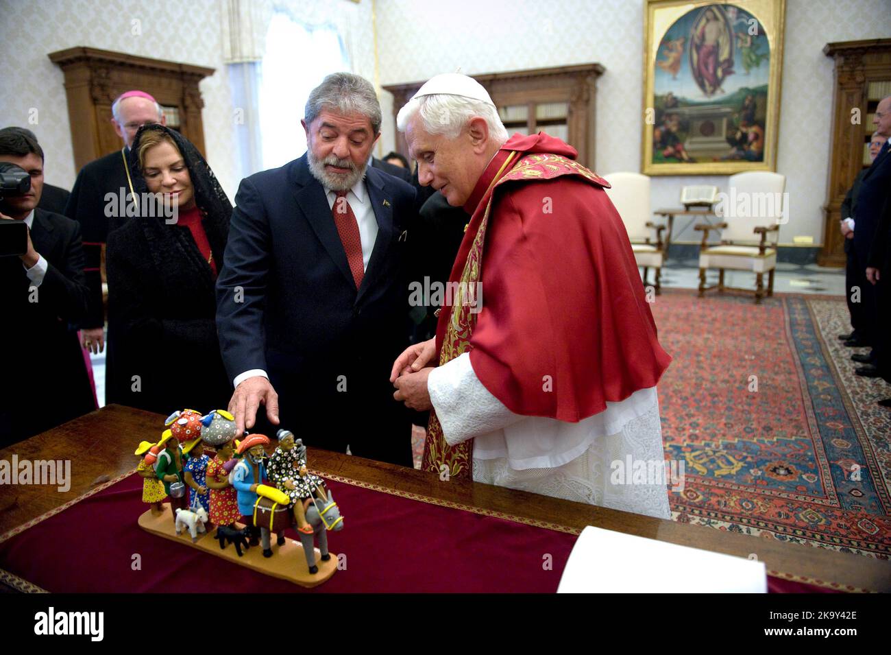 Vatikanstadt. 30. Oktober 2022. Der brasilianische Präsident Luiz Inacio Lula da Silva.in das Bild Papst Benedikt XVI. Trifft den brasilianischen Präsidenten Luiz Inacio Lula da Silva am 13. November 2008 im Vatikan. Kredit: dpa/Alamy Live Nachrichten Stockfoto