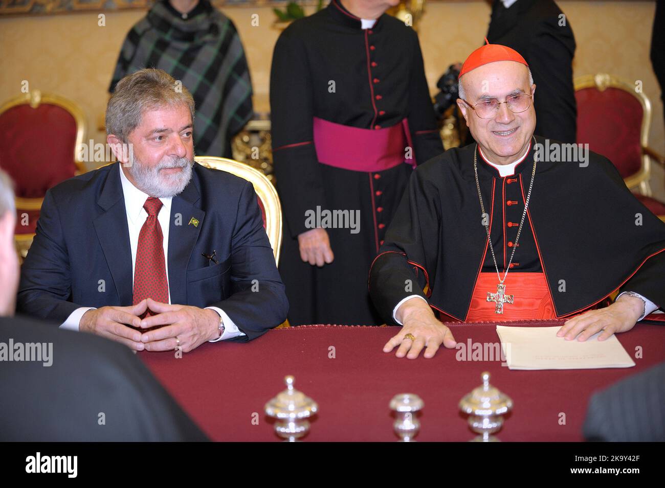 Vatikanstadt. 30. Oktober 2022. Der brasilianische Präsident Luiz Inacio Lula da Silva.in das Bild Papst Benedikt XVI. Trifft den brasilianischen Präsidenten Luiz Inacio Lula da Silva am 13. November 2008 im Vatikan. Kredit: dpa/Alamy Live Nachrichten Stockfoto