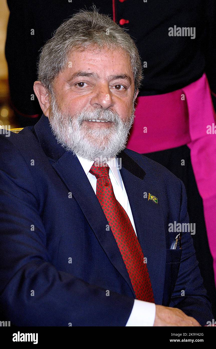 Vatikanstadt. 30. Oktober 2022. Der brasilianische Präsident Luiz Inacio Lula da Silva.in das Bild Papst Benedikt XVI. Trifft den brasilianischen Präsidenten Luiz Inacio Lula da Silva am 13. November 2008 im Vatikan. Kredit: dpa/Alamy Live Nachrichten Stockfoto
