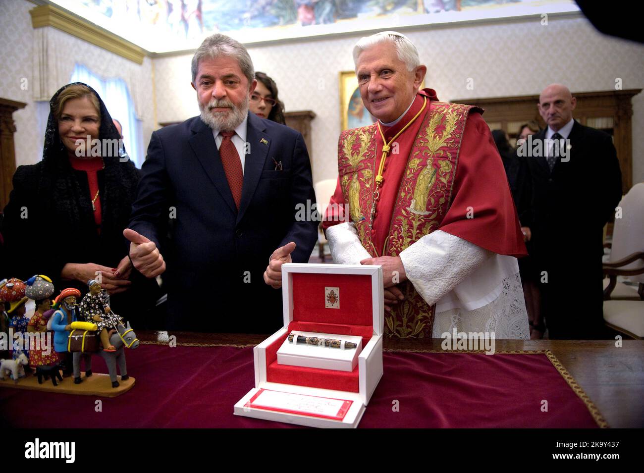 Vatikanstadt. 30. Oktober 2022. Der brasilianische Präsident Luiz Inacio Lula da Silva.in das Bild Papst Benedikt XVI. Trifft den brasilianischen Präsidenten Luiz Inacio Lula da Silva am 13. November 2008 im Vatikan. Kredit: dpa/Alamy Live Nachrichten Stockfoto