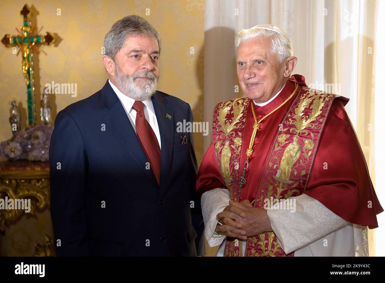 Vatikanstadt. 30. Oktober 2022. Der brasilianische Präsident Luiz Inacio Lula da Silva.in das Bild Papst Benedikt XVI. Trifft den brasilianischen Präsidenten Luiz Inacio Lula da Silva am 13. November 2008 im Vatikan. Kredit: dpa/Alamy Live Nachrichten Stockfoto